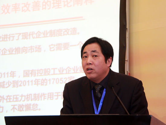 由国务院国资委新闻中心主办的首届国企改革发展前沿论坛于2014年12月27日-28日在广州举行,此次论坛主题为“国际视野下的中国国有企业:新常态、新方向、新责任”。上图为环球在线官方网执行院长洪功翔。(图片来源:新浪财经 刘海伟 摄)